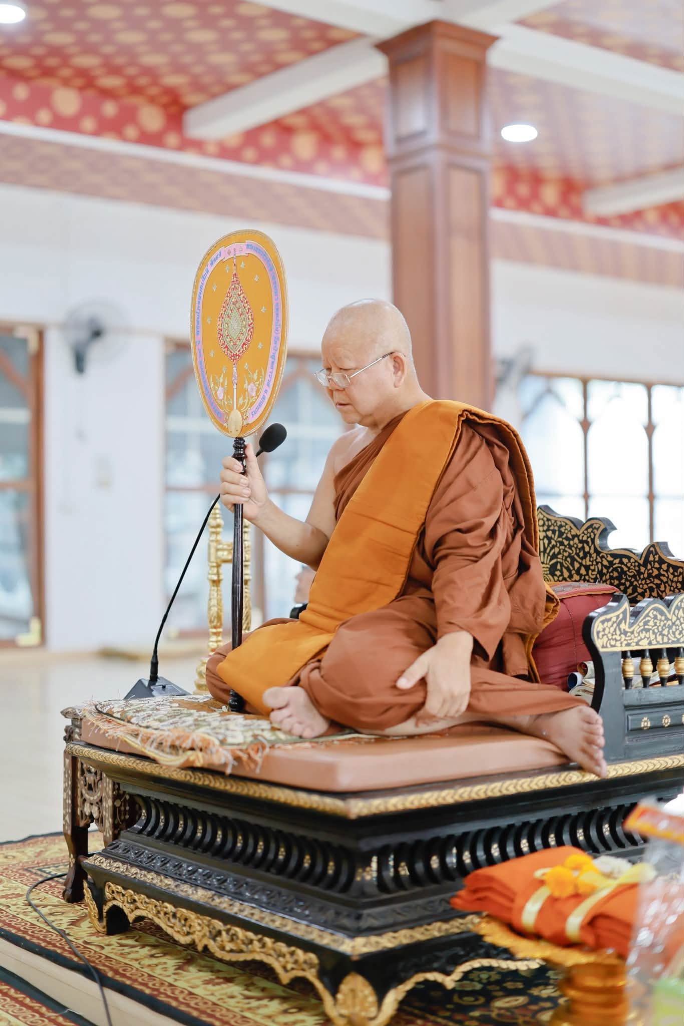 พระสงฆ์นำกิจกรรมเจริญสติและสวดมนต์