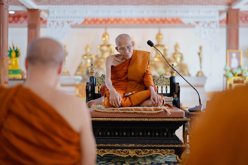บรรยากาศพระสงฆ์บนธรรมาสน์และผู้ร่วมกิจกรรม