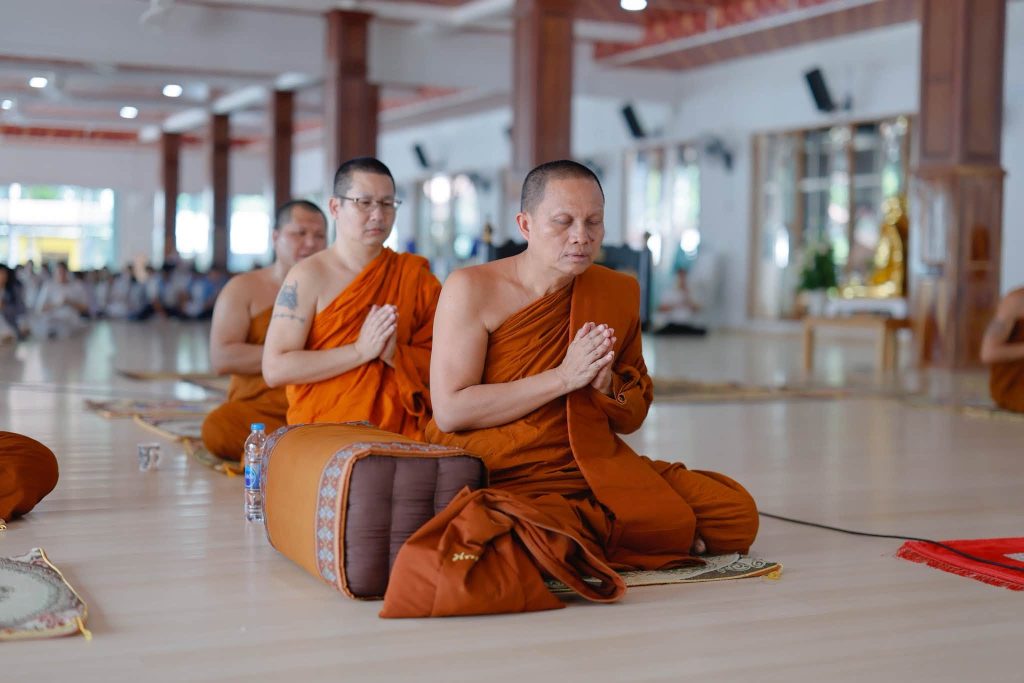 พระสงฆ์พนมมือร่วมกิจกรรม