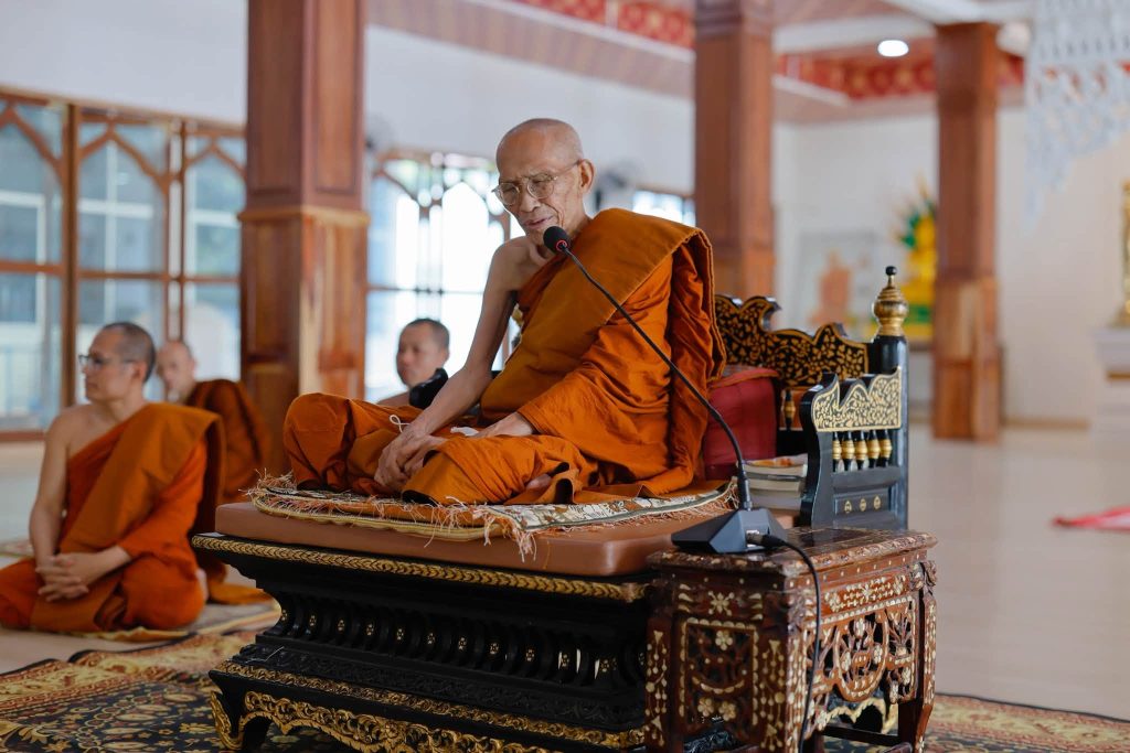 พระสงฆ์บนธรรมาสน์ในกิจกรรมศุกร์ถึงธรรม สุขถึงใจ