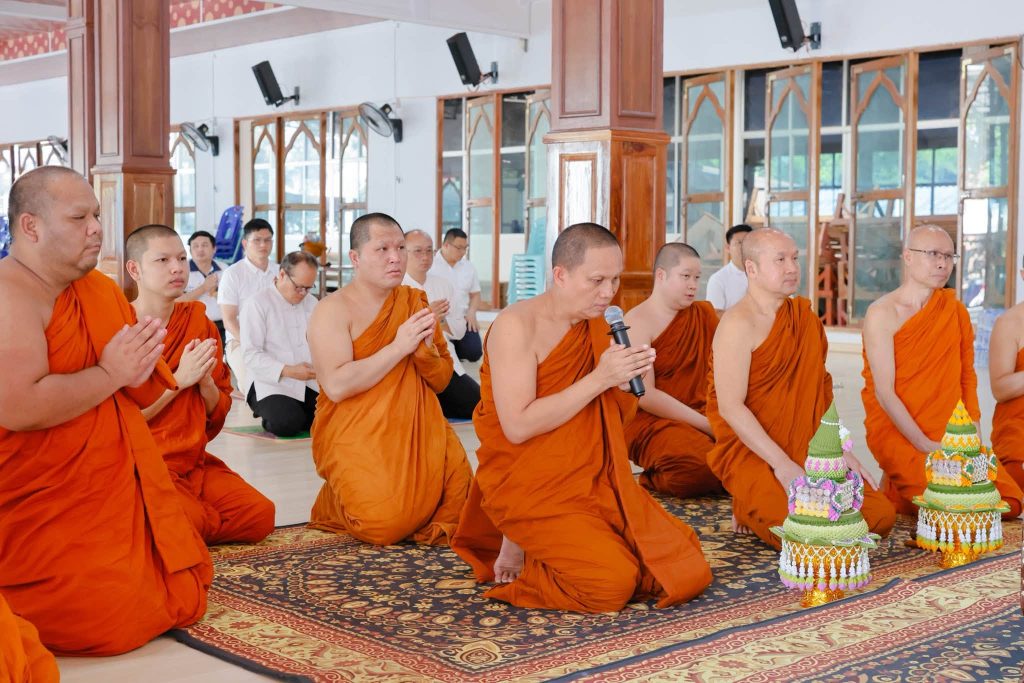 พระสงฆ์และผู้เข้าร่วมกิจกรรมพนมมือร่วมกัน