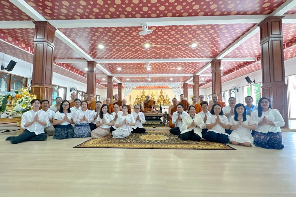 ภาพหมู่ผู้เข้าร่วมกิจกรรมศุกร์ถึงธรรม สุขถึงใจ ประจำปี 2569