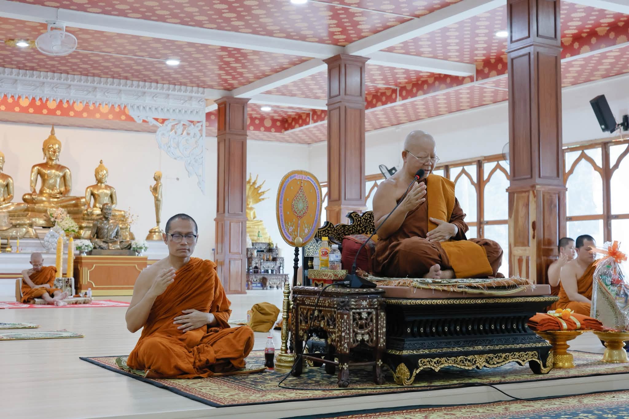 พระสงฆ์แสดงธรรมในกิจกรรมศุกร์ถึงธรรม สุขถึงใจ