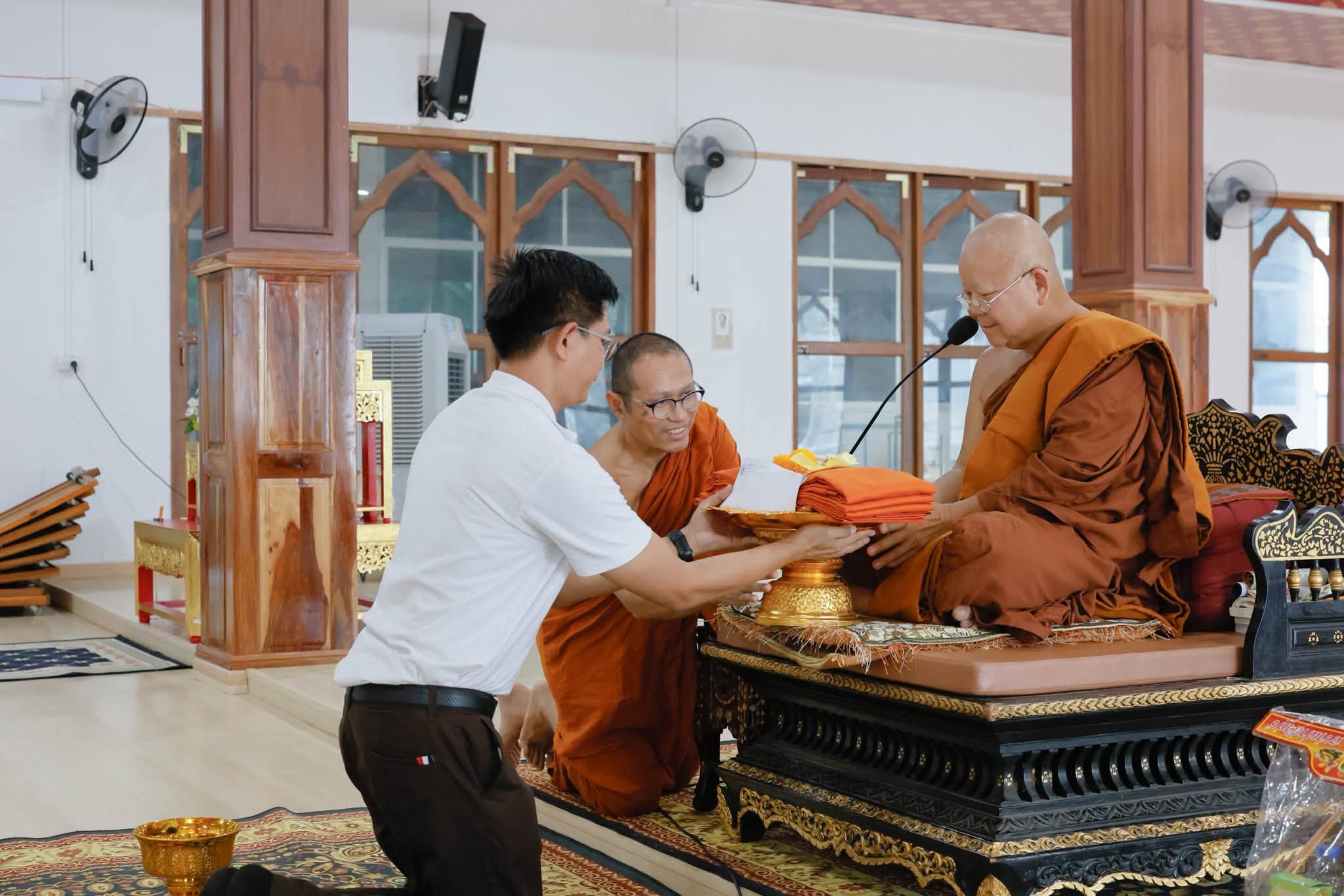พิธีถวายผ้าแด่พระสงฆ์ในกิจกรรมศุกร์ถึงธรรม สุขถึงใจ