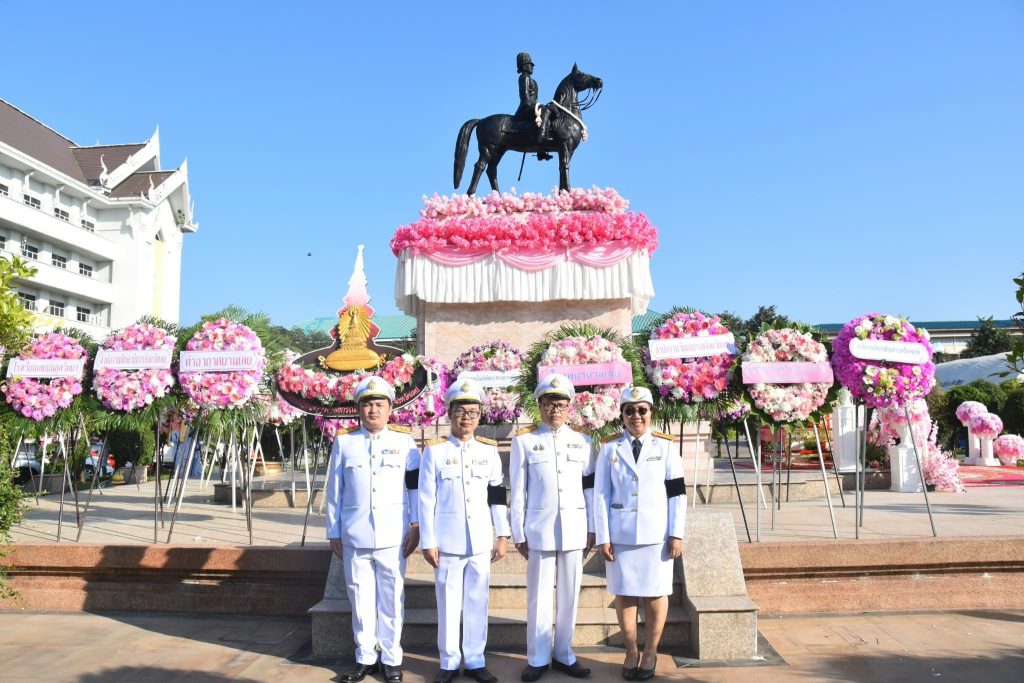 คณะผู้แทนมหาวิทยาลัยมหามกุฏราชวิทยาลัย วิทยาเขตศรีล้านช้าง ณ พระบรมราชานุสาวรีย์ รัชกาลที่ 5